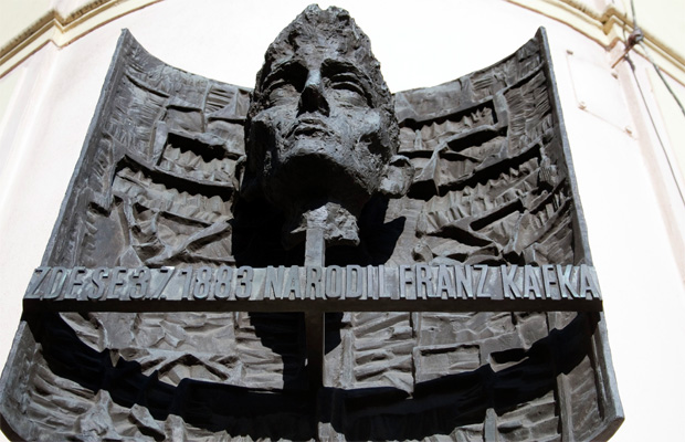 Бюст Франца Кафки, установленный на стене дома писателя в Праге