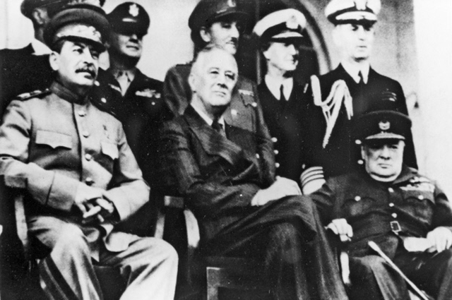 Тегеранская конференция союзных во Второй мировой войне государств : СССР, США и Великобритании. Слева направо - Иосиф Сталин, Франклин Рузвельт и Уинстон Черчилль. Ноябрь 1943 года. Репродукция фотографии
