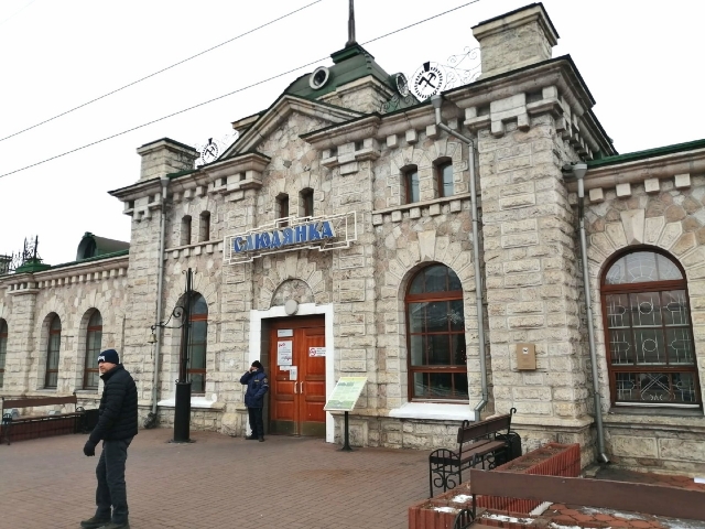 Этот железнодорожный вокзал построен из мрамора.