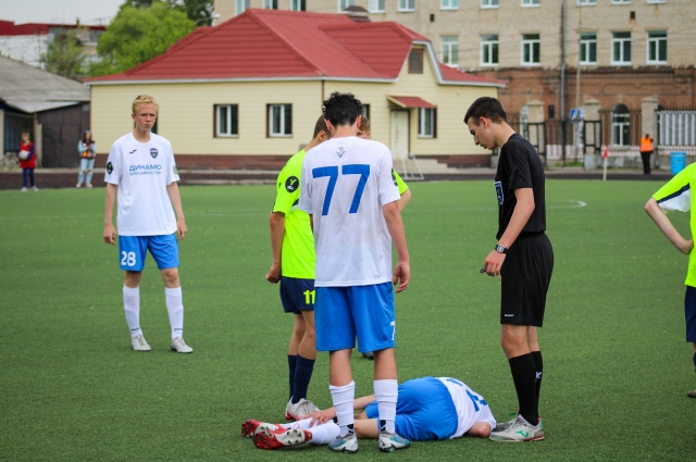 Азарт и бескомпромиссная борьба – отличительная особенность юношеского футбола.