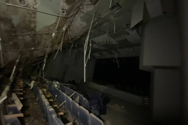 Разрушенный в результате обстрела Дом культуры в Волновахе