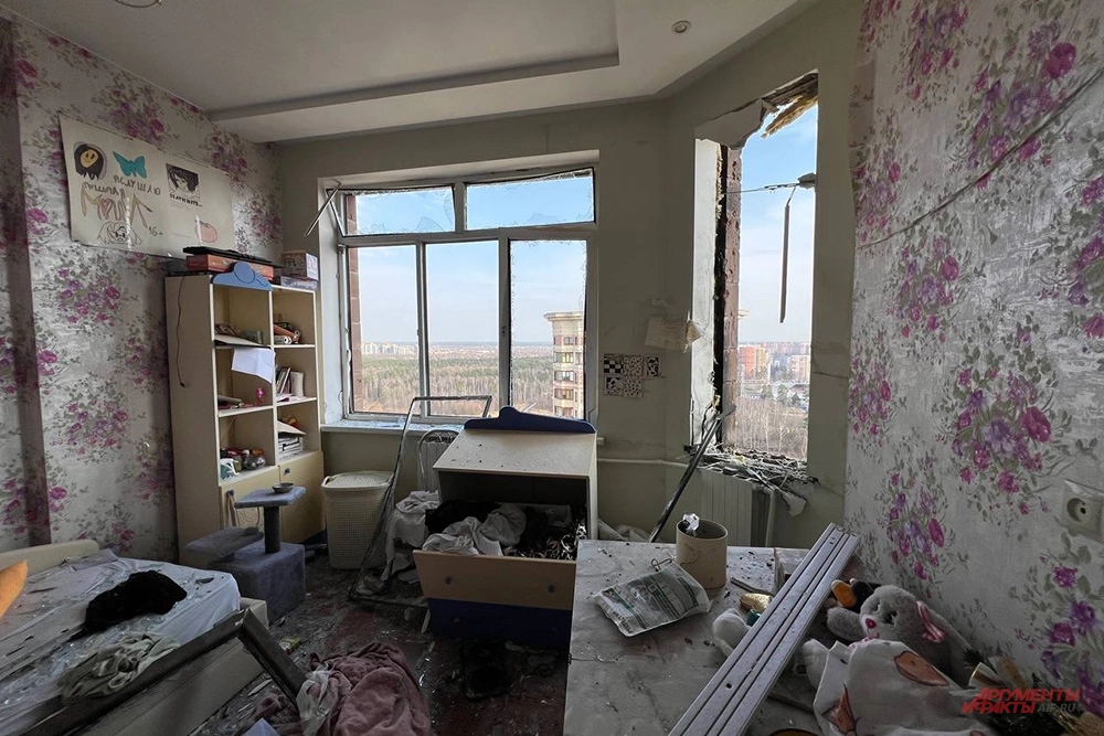 Квартира в Раменском пострадавшая от атаки украинского БПЛА. На фото комната 15 летней Софьи Морозовой