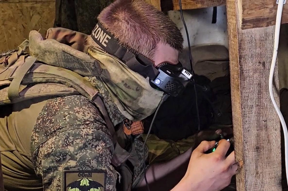 Боец управляет БПЛА из укрытия.