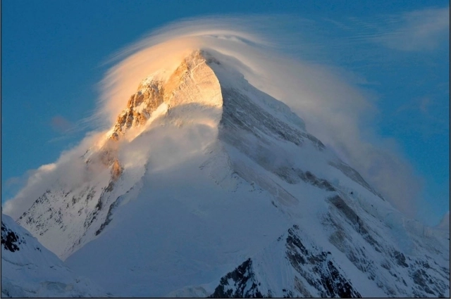 Хан-Тенгри, как характерная пирамида. Он всегда манил людей и будет манить.