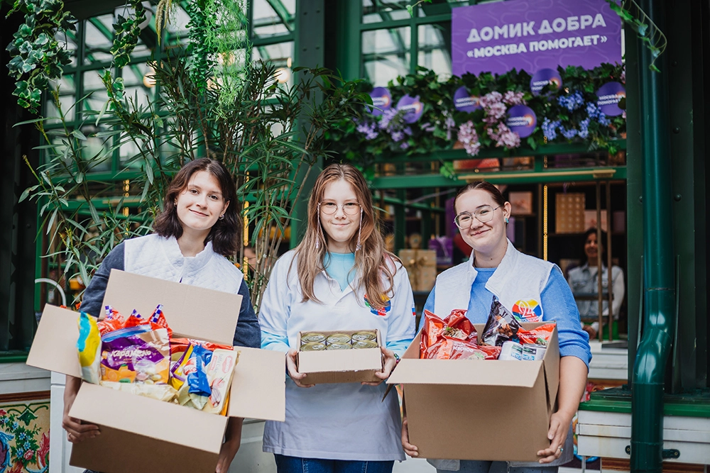 С любовью из Москвы: как «Домики добра» собирают подарки для детей и бойцов