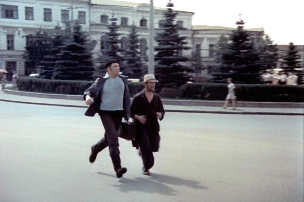 Афанасий Борщов (Леонид Куравлев) и Федул (Борислав Брондуков) бегут за автобусом по площади Волкова.