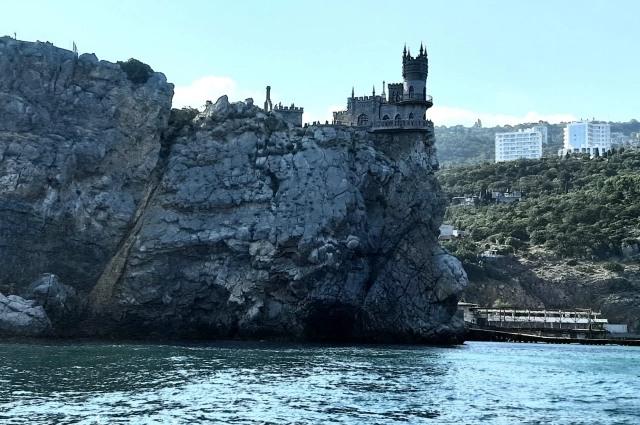 Нина Семёнова любит видовые фото. Это Крым, Ласточкино гнездо.