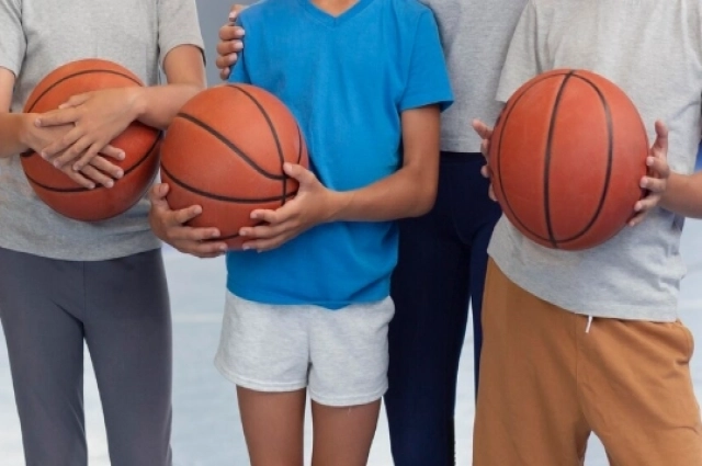 В домогательствах обвиняют учителя физкультуры.