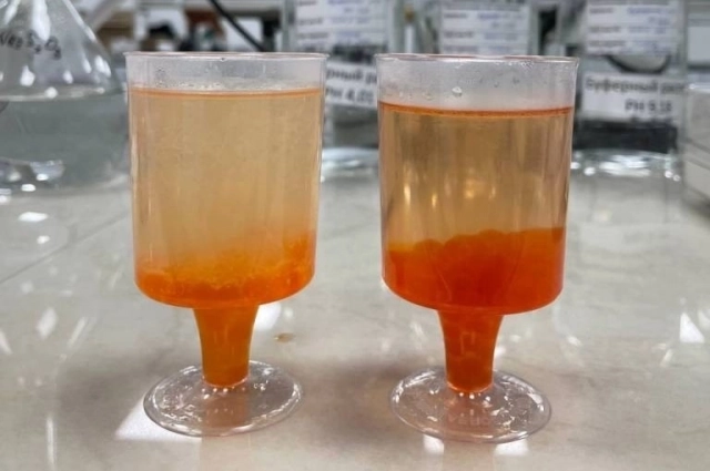 Слева – структурированная икра, справа – имитированная.