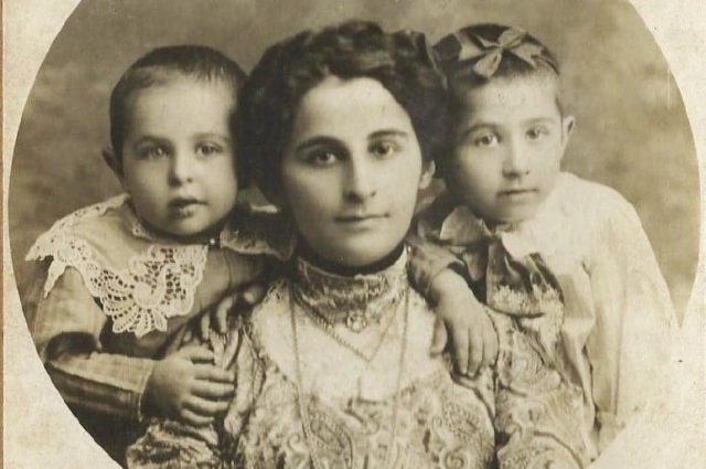 Шефика Гаспринская с детьми.