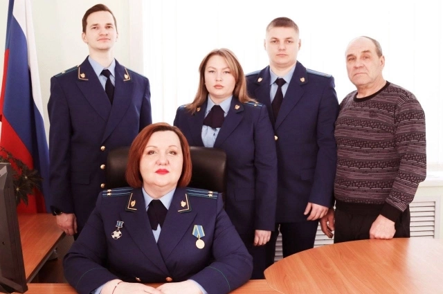 Ольга Гулла с коллегами из прокуратуры Русско-Полянского района Омской области.