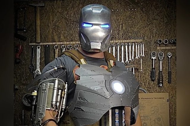 Костюм сначала печатается на 3D-принтере.