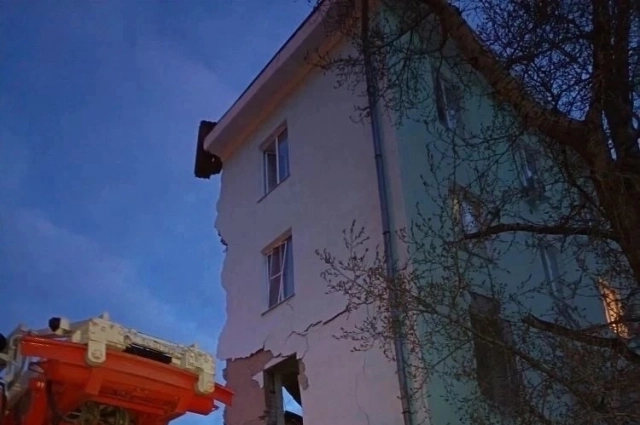 Устояла лишь половина подъезда.