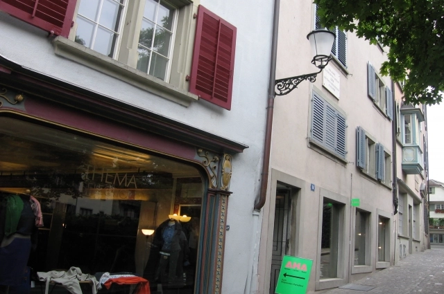 На доме в Цюрихе, где с февраля 1916 г. по апрель 1917-го жил Ленин, есть мемориальная доска. 