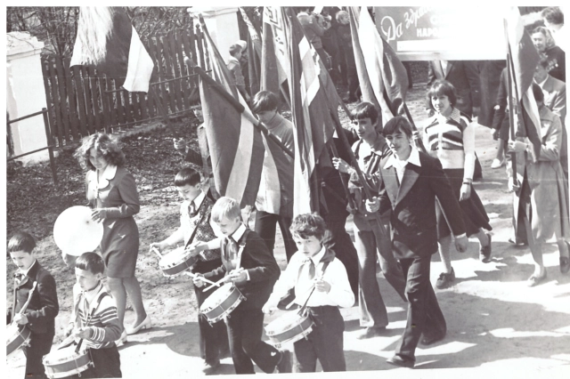 Колонна задорных школьников.