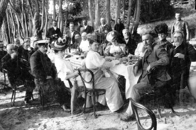 Николай Протасьев на пикнике на острове Коровий, 1912 год