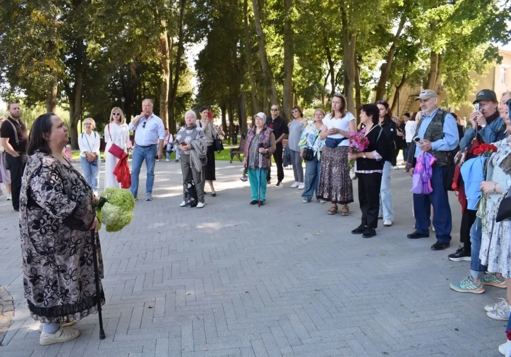 Выступает директор музея семьи Цветаевых Елена Климова перед гостями в Тарусе.