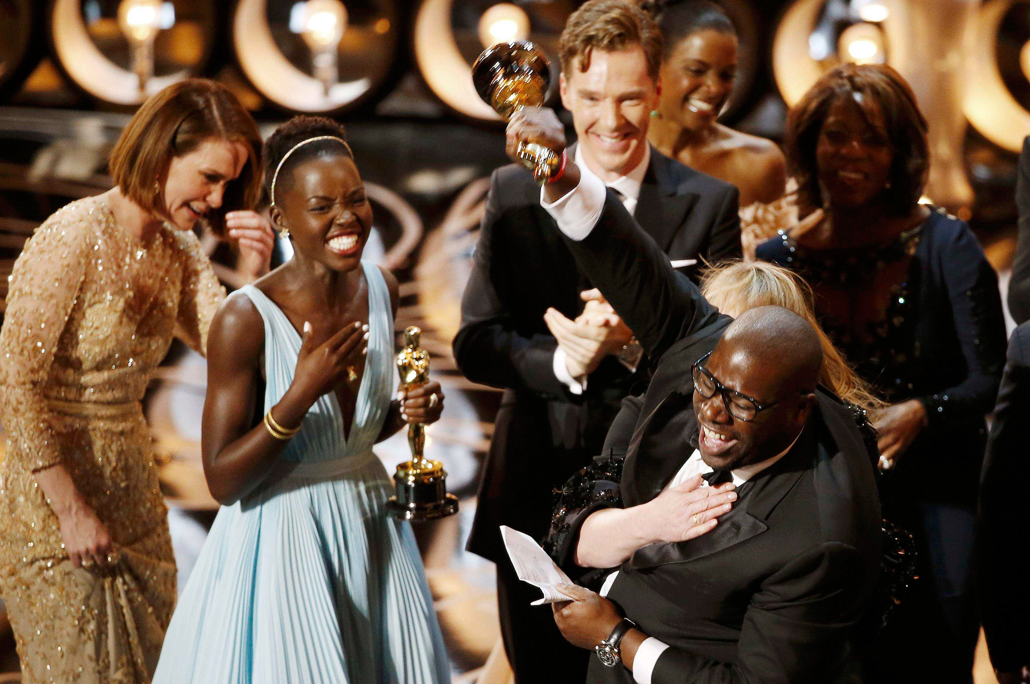 Стив МакКуин и актёры фильма 12 лет рабства на церемонии вручения Оскара 