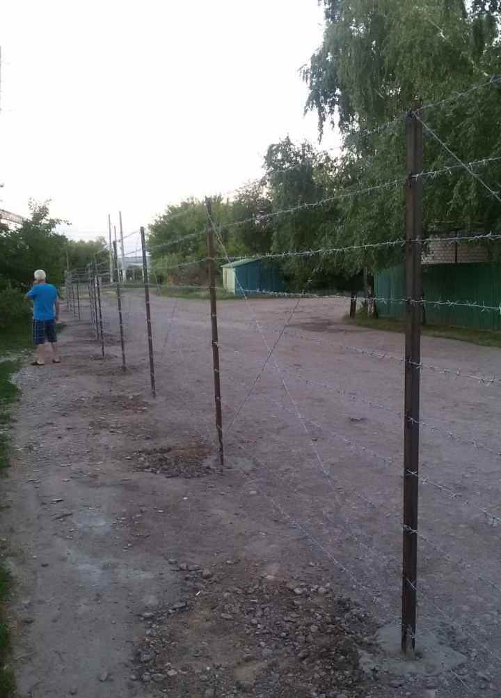 Вокруг - украинская земля и пограничный забор.