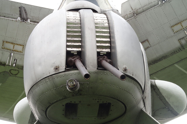 Пушки АМ-23 в кормовой оборонительной установке самолёта Ту-142. Фото в музее авиации в Киеве
