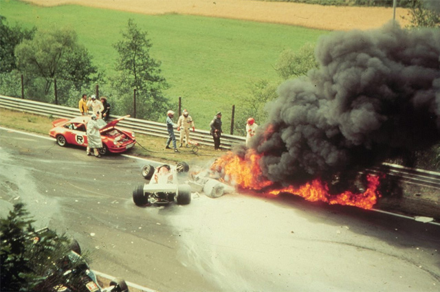 Фотография горящего Ferrari австрийского чемпиона Формулы-1 Ники Лауды после аварии 1 августа 1976 года в Нюрбургринге. Лауда избежал смерти в последнюю секунду, его вытащили из горящего крушения его соперники Формулы.