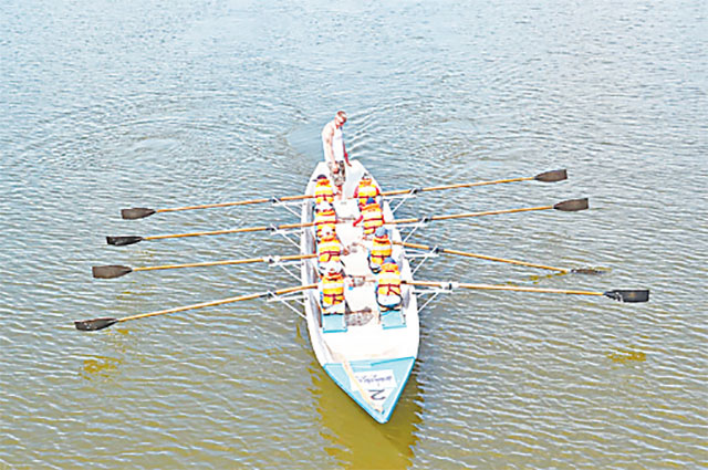 Приёмы на воде ребята отрабатывают на гребном канале в Серебряном Бору.