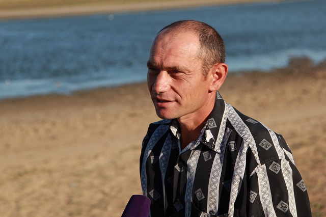   Учитель школы Алексей Сулименко — инициатор спасения рыбы. 