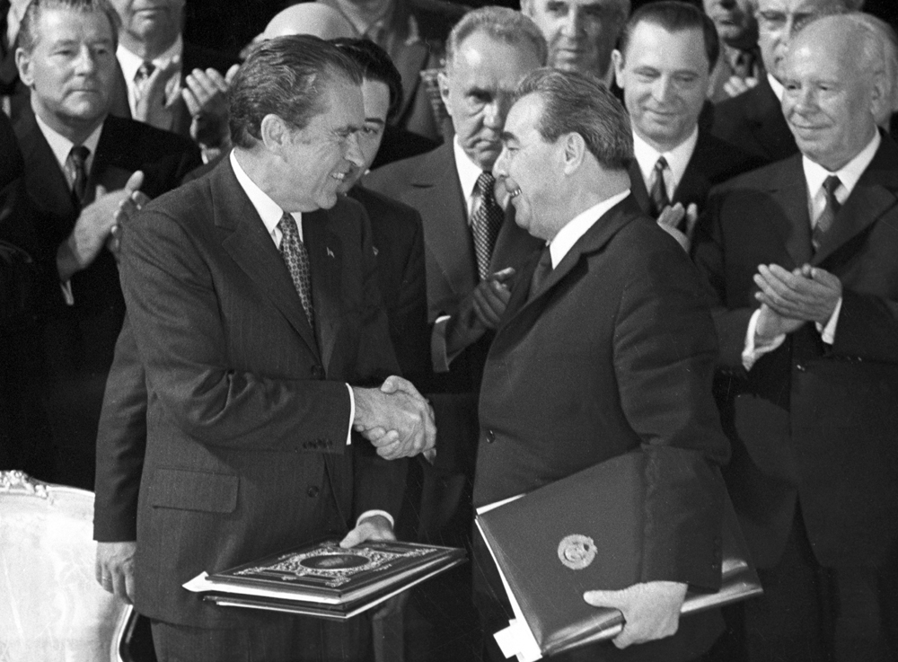 Л. Брежнев и Р. Никсон (слева) во время подписания Договора об ограничении стратегических вооружений в Москве, 1972 г.