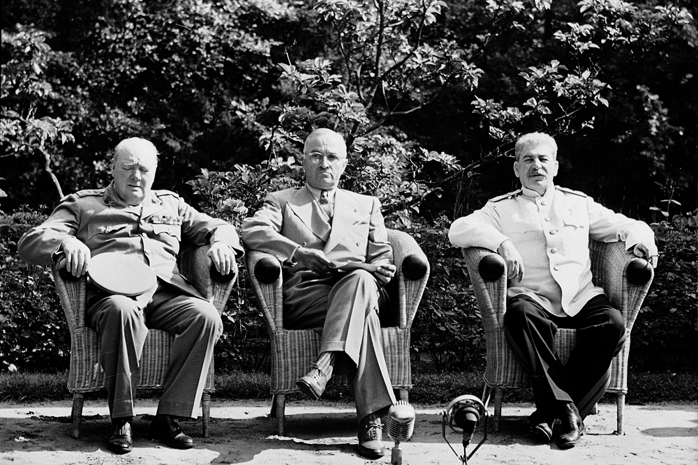 И. Сталин и Г. Трумэн (в центре) на Потсдамской (Берлинской) конференции, 1945 г.