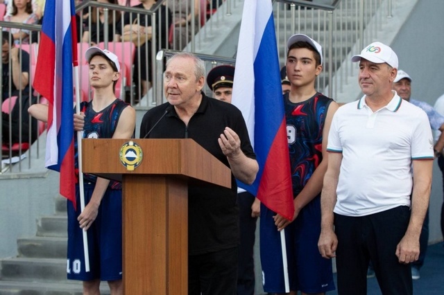 Жителей Карачаево-Черкесии с открытием стадиона поздравил Олег Романцев. 