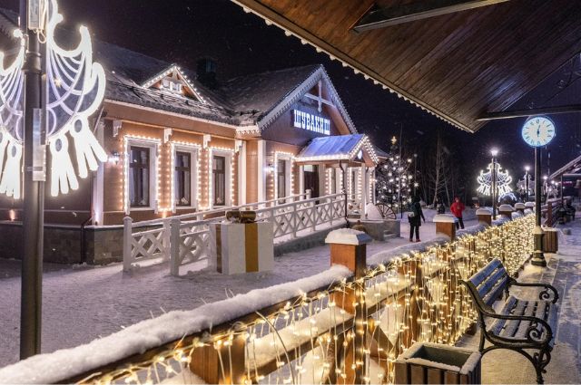 На станции Шувакиш железнодорожники создали особую новогоднюю атмосферу