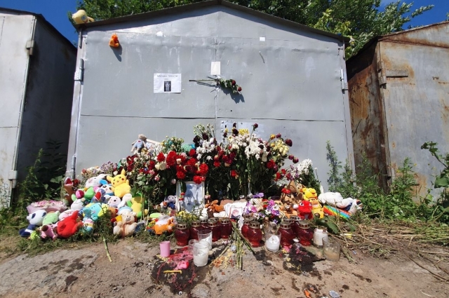 Стихийный мемориал на месте обнаружения тела Далера. 