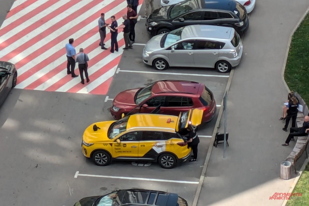 На месте подрыва внедорожника Toyota Land Cruiser на одной из парковок на Синявской улице в Москве. 