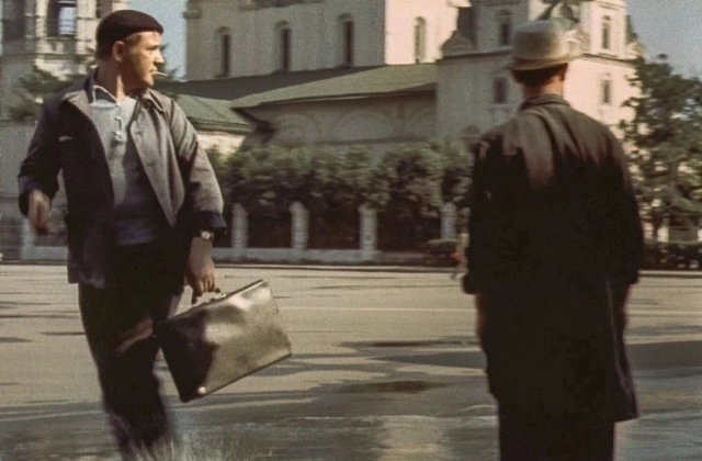 За спинами видно известную Ильинскую церковь.