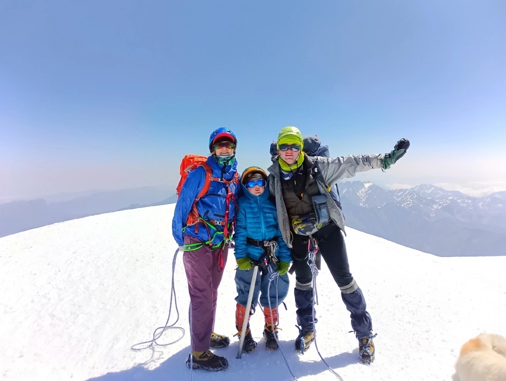 Анна рада, что её дети - Виктория и девятилетний Ярослав взошли на вершину Казбека вместе с ней.
