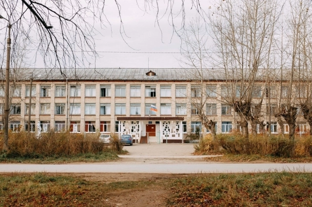В школе учатся дети из посёлка и ближайших деревень.