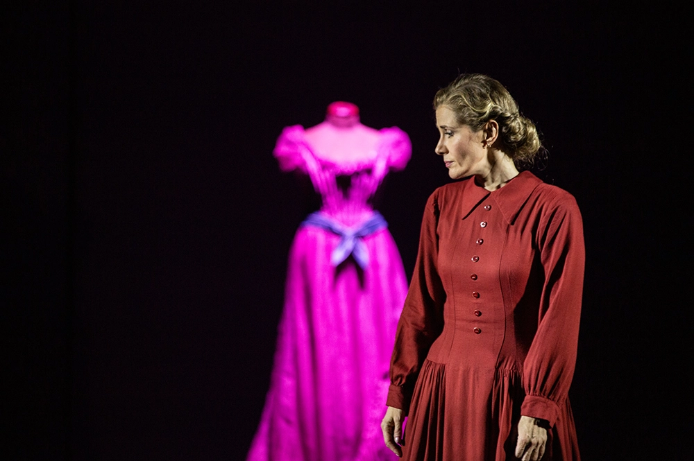 Ирина Линдт в роли Натальи Прозоровой в спектакле «Розовое платье».