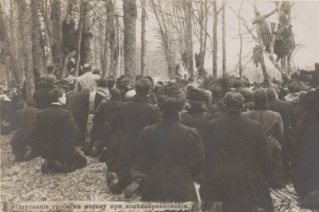 Опускание гроба.