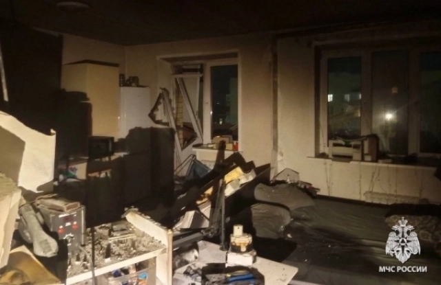 На месте работали 27 человек. 