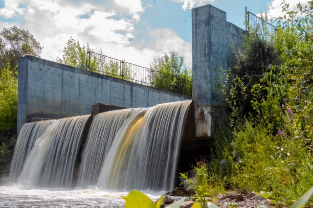 По своему локтю. В Староуткинске вновь сколочена барка сплавщиков