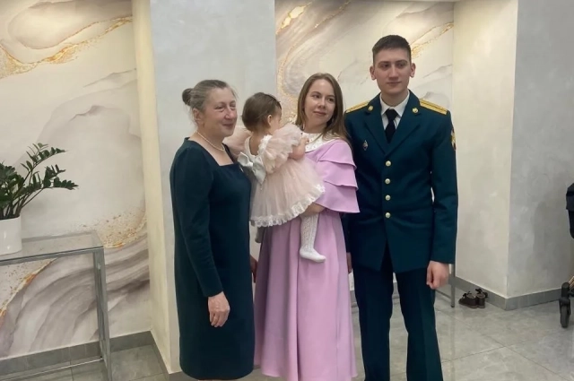 Старший сын Вячеслав служит в Росгвардии и уже живёт отдельно от родителей.