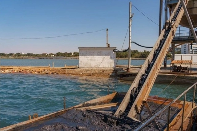 Транспортировка грязи из озера.