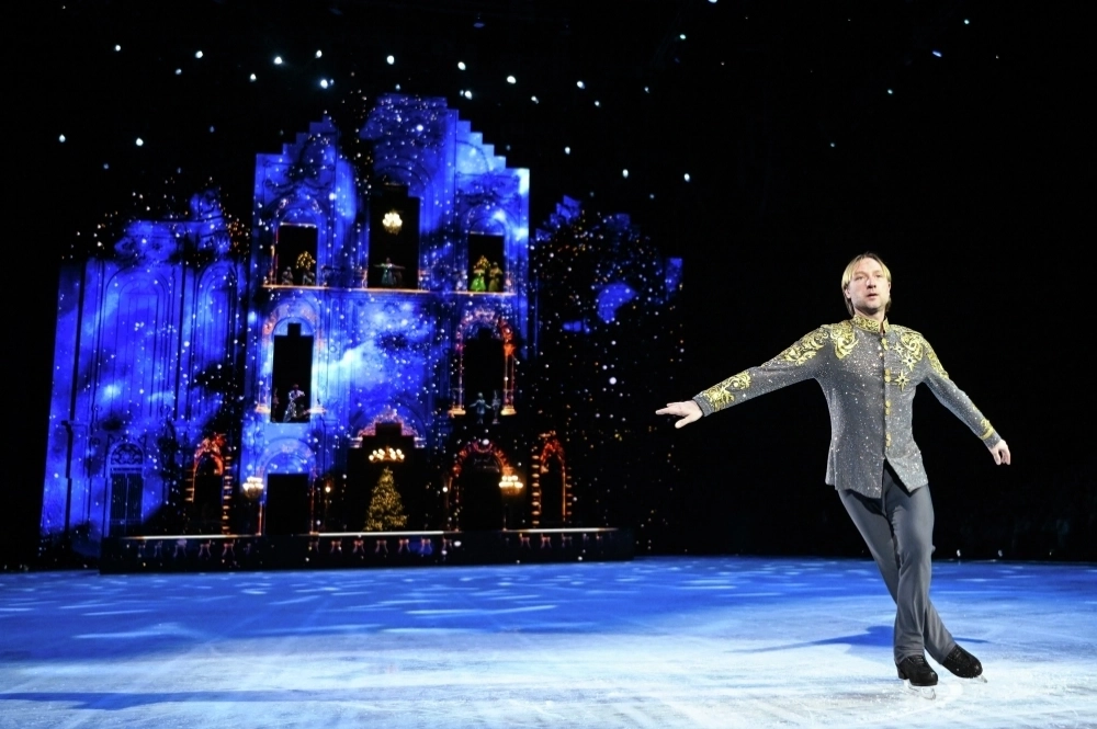 вгений Плющенко в роли Короля в ледовом шоу
