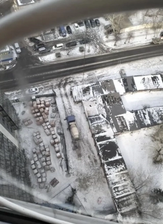 Вид из кабины крановщицы.