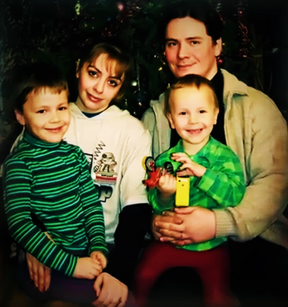 Александр, его жена Алена и их сыновья – 7-летний Никита и 3-летний Артем.