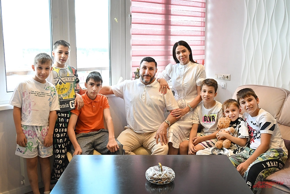 За последние годы дети принесли в семейную копилку около 300 грамот, дипломов и кубков. 