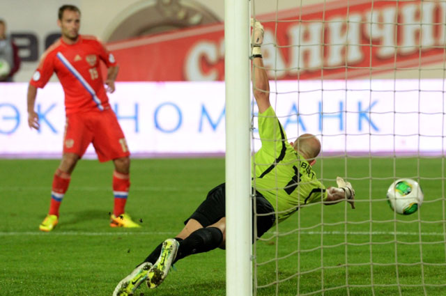 Роман Широков забивает гол в ворота сборной Люксембурга в первом матче отборочного турнира ЧМ-2014