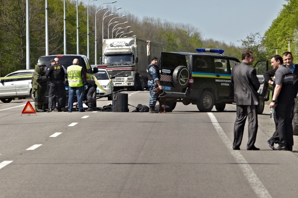 Сотрудники правоохранительных органов осматривают место покушения на мэра Харькова Геннадия Кернеса на Белгородском шоссе в Харькове
