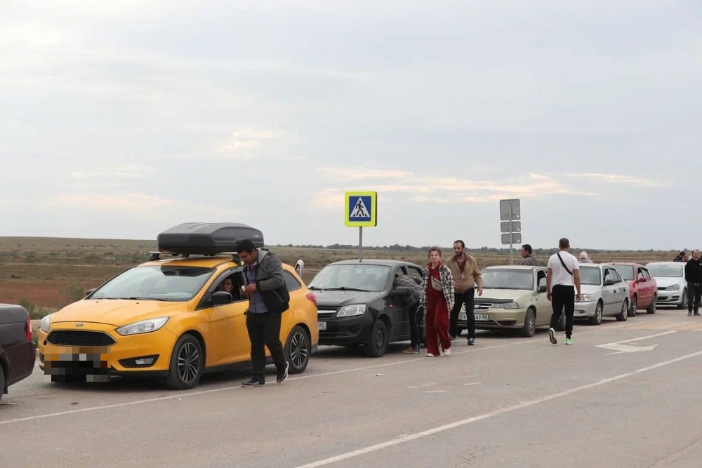 Очередь из желающих покинуть Россию на трассе «Астрахань-Красный Яр».