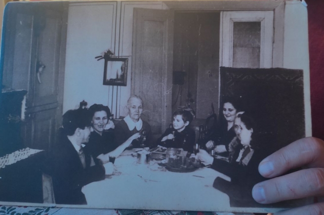 На архивных фотографиях можно увидеть, что вместо кухни жильцы использовали большую комнату, где собирались за столом.